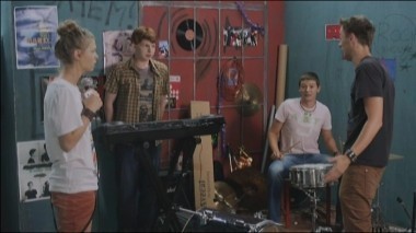 Деффчонки, 2 сезон, 4 серия. Свист